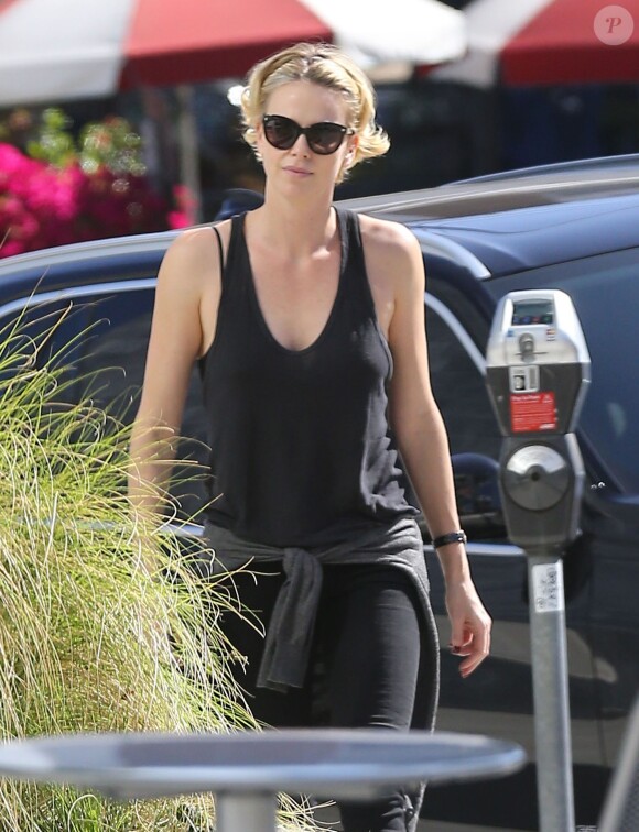 Exclusif - Charlize Theron va acheter une glace chez Pinkberry pour son fils Jackson à Hollywood, le 4 juin 2014.