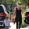 Exclusif - Charlize Theron, son compagnon Sean Penn et son fils Jackson se promènent à Hollywood, le 3 juin 2014.