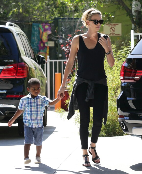 Exclusif - Charlize Theron, son compagnon Sean Penn et son fils Jackson se promènent à Hollywood, le 3 juin 2014.