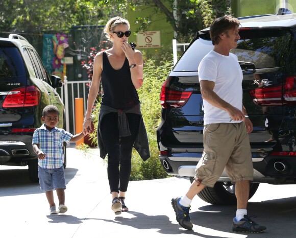 Exclusif - Charlize Theron, son compagnon Sean Penn et son fils Jackson se promènent à Hollywood, le 3 juin 2014.