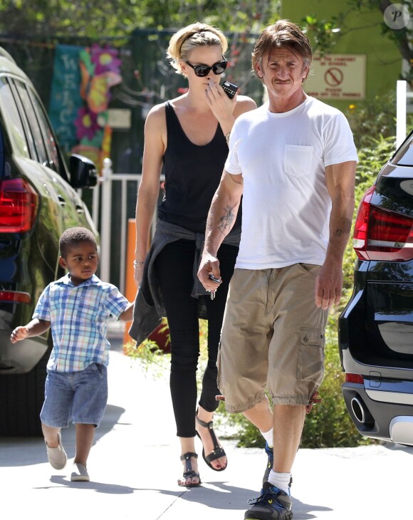 Exclusif - Charlize Theron, son compagnon Sean Penn et son fils Jackson se promènent à Hollywood, le 3 juin 2014.