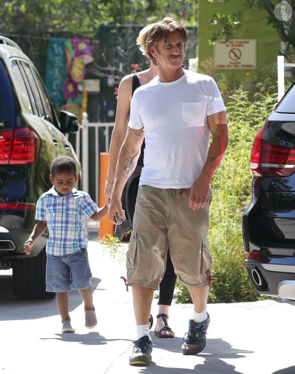 Exclusif - Charlize Theron, son compagnon Sean Penn et son fils Jackson se promènent à Hollywood, le 3 juin 2014.