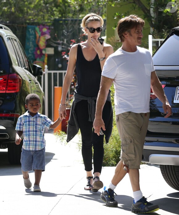 Exclusif - Charlize Theron, Sean Penn et Jackson se promènent à Hollywood, le 3 juin 2014.