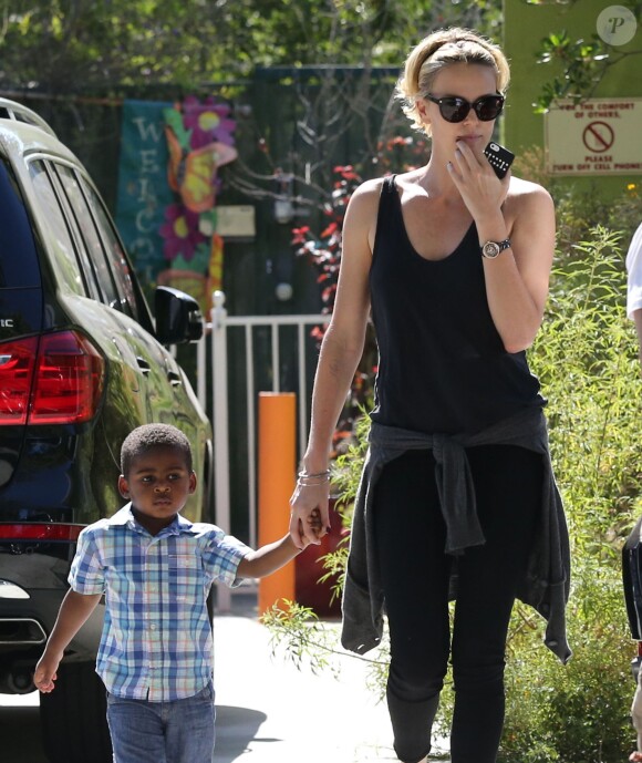 Exclusif - Charlize Theron, son compagnon Sean Penn et son fils Jackson se promènent à Hollywood, le 3 juin 2014.