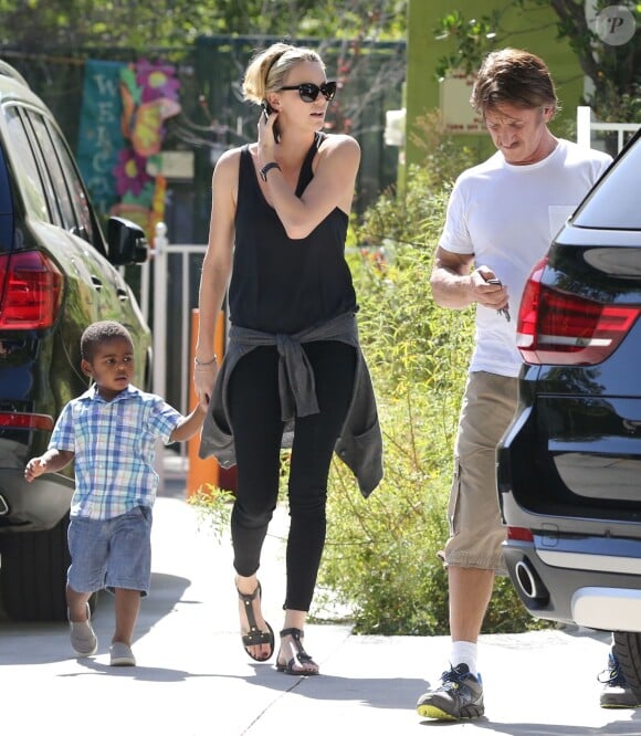 Exclusif - Charlize Theron, son compagnon Sean Penn et son fils Jackson se promènent à Hollywood, le 3 juin 2014.