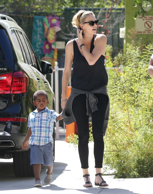 Exclusif - Charlize Theron, son compagnon Sean Penn et son fils Jackson se promènent à Hollywood, le 3 juin 2014.