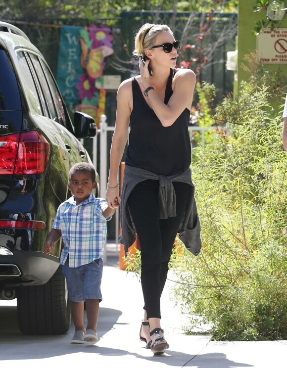 Exclusif - Charlize Theron, son compagnon Sean Penn et son fils Jackson se promènent à Hollywood, le 3 juin 2014.
