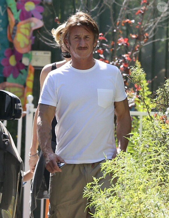 Exclusif - Charlize Theron, son compagnon Sean Penn et son fils Jackson se promènent à Hollywood, le 3 juin 2014.