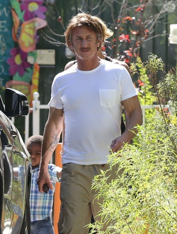 Exclusif - Charlize Theron, son compagnon Sean Penn et son fils Jackson se promènent à Hollywood, le 3 juin 2014.