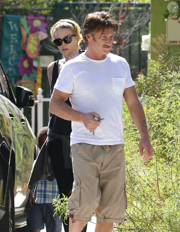 Exclusif - Charlize Theron, son compagnon Sean Penn et son fils Jackson se promènent à Hollywood, le 3 juin 2014.