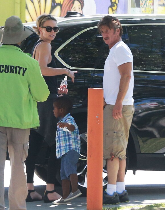 Exclusif - Charlize Theron, son compagnon Sean Penn et son fils Jackson se promènent à Hollywood, le 3 juin 2014.