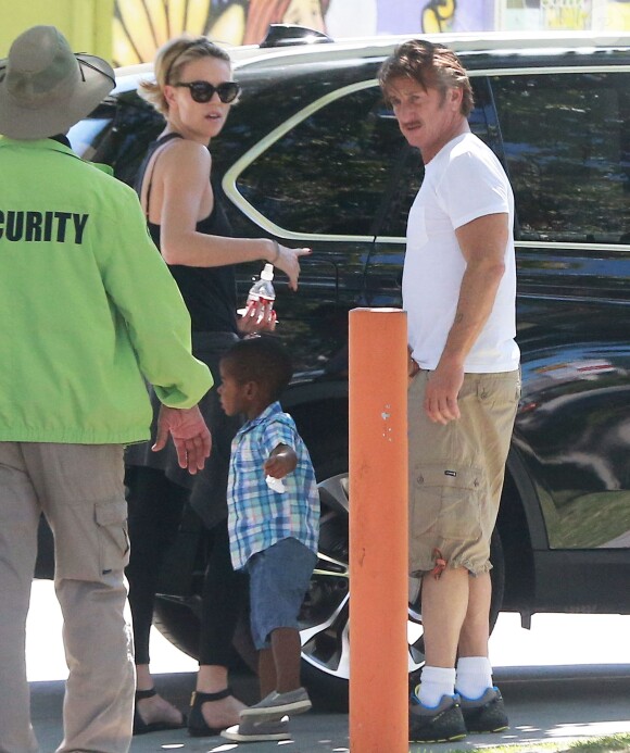 Exclusif - Charlize Theron, son compagnon Sean Penn et son fils Jackson se promènent à Hollywood, le 3 juin 2014.