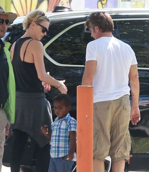 Exclusif - Charlize Theron, son compagnon Sean Penn et son fils Jackson se promènent à Hollywood, le 3 juin 2014.