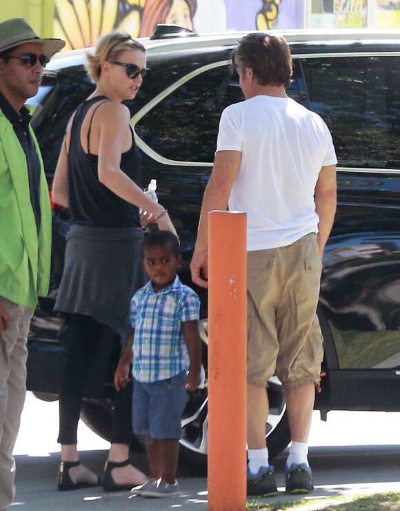 Exclusif - Charlize Theron avec Jackson et  son compagnon Sean Penn à Hollywood, le 3 juin 2014.