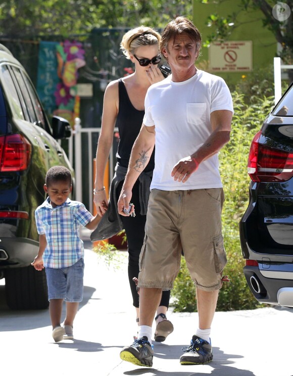 Exclusif - Charlize Theron, son compagnon Sean Penn et son fils Jackson se promènent à Hollywood, le 3 juin 2014.
