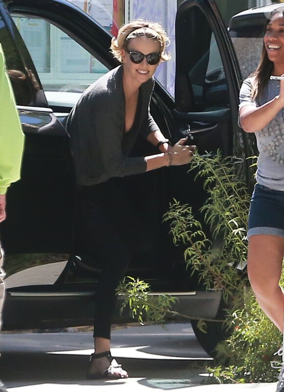 Exclusif - Charlize Theron, son compagnon Sean Penn et son fils Jackson se promènent à Hollywood, le 3 juin 2014.