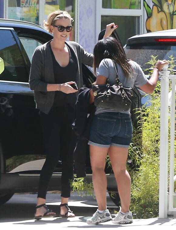Exclusif - Charlize Theron, son compagnon Sean Penn et son fils Jackson se promènent à Hollywood, le 3 juin 2014.