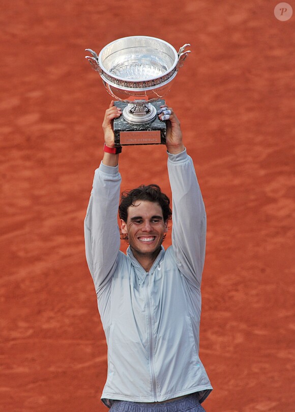 Rafael Nadal remporte la finale de Roland-Garros en battant Novak Djokovic à Paris, le 8 juin 2014.
