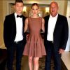 Bar Refaeli, entouré de son petit frère On et son père Rafaeli (dit Rafi), sur leur 31 pour la soirée de la Jewish Life Foundation. Los Angeles, le 8 juin 2014.