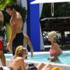 Caroline Receveur et son fiancé Valentin Lucas profitent de la piscine de leur hôtel lors de leurs vacances à Miami, le 8 juin 2014.