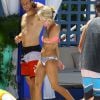 Caroline Receveur et son fiancé Valentin Lucas profitent de la piscine de leur hôtel lors de leurs vacances à Miami, le 8 juin 2014.
