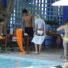 Caroline Receveur et son fiancé Valentin Lucas se relaxent à la piscine de leur hôtel lors de leurs vacances à Miami, le 7 juin 2014