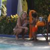 Caroline Receveur et son fiancé Valentin Lucas se relaxent à la piscine de leur hôtel lors de leurs vacances à Miami, le 7 juin 2014