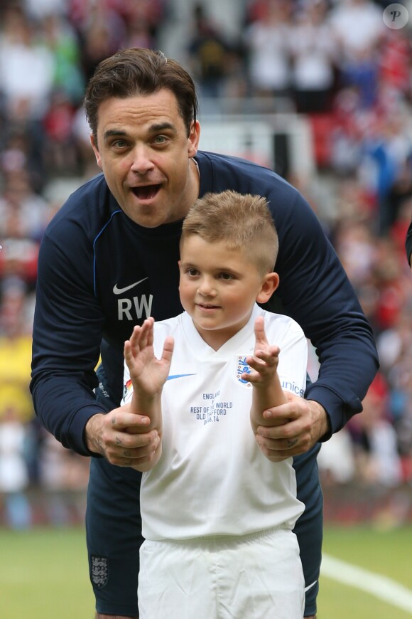 Robbie Williams avant l'événement Soccer Aid qui opposait une équipe britannique à une équipe du Reste du monde, le 8 juin 2014 à Manchester, dans le but de venir en aide à l'UNICEF
