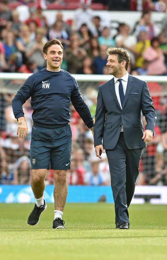 Robbie Williams et Michael Sheen lors de l'événement Soccer Aid, à Manchester le 8 juin 2014