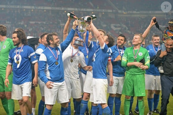 L'équipe du Reste du monde emmenée par Gordon Ramsay, après sa victoire lors du match de l'événement Soccer Aid, à Manchester le 8 juin 2014