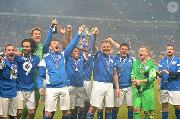 L'équipe du Reste du monde emmenée par Gordon Ramsay, après sa victoire lors du match de l'événement Soccer Aid, à Manchester le 8 juin 2014