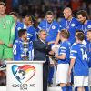 José Mourinho entouré d'Edwin van der Sar, Edgar Davids, Jaap Stam, Jeremye Rener et de l'équipe du Reste du monde après sa victoire lors de l'événement Soccer Aid, à Manchester le 8 juin 2014