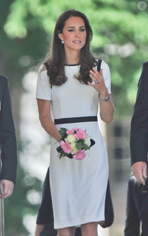 Kate Middleton en visite au Musée maritime national de Greenwich, à Londres, le 10 juin 2014, pour soutenir Sir Ben Ainslie dans sa campagne pour la 35e Coupe de l'America, qui sera disputée en 2017.