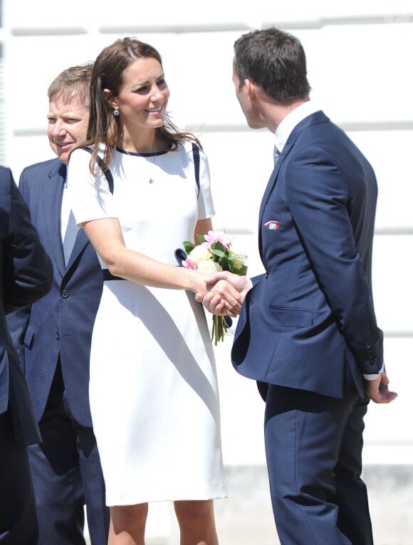 Kate Middleton rencontre Sir Ben Ainslie au Musée maritime national de Greenwich, à Londres, le 10 juin 2014, pour le soutenir dans sa campagne pour la 35e Coupe de l'America, qui sera disputée en 2017.