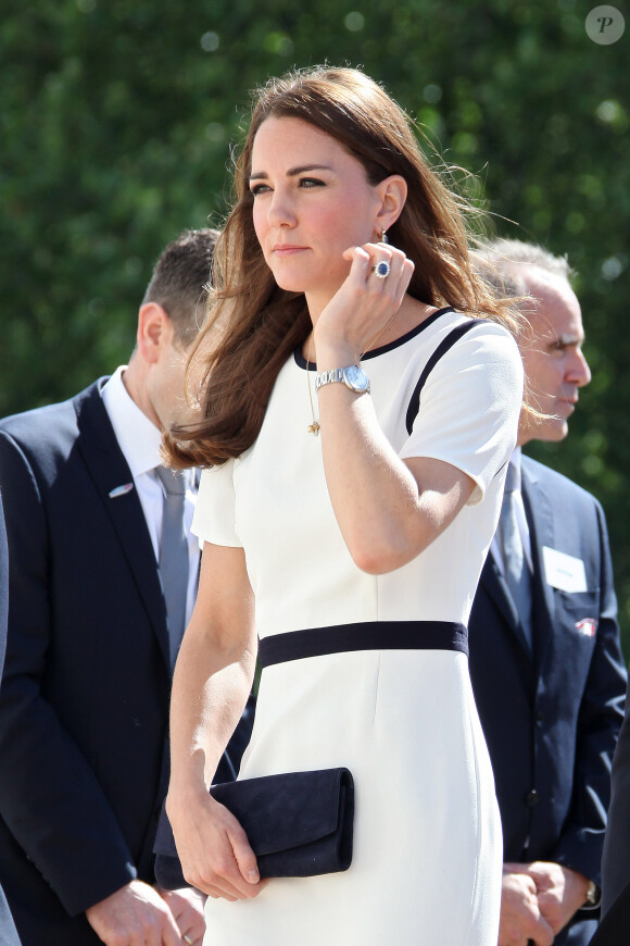 Kate Middleton, duchesse de Cambridge, au Musée maritime national de Londres, le 10 juin 2014, pour soutenir Sir Ben Ainslie dans sa campagne pour la 35e Coupe de l'America, qui sera disputée en 2017.