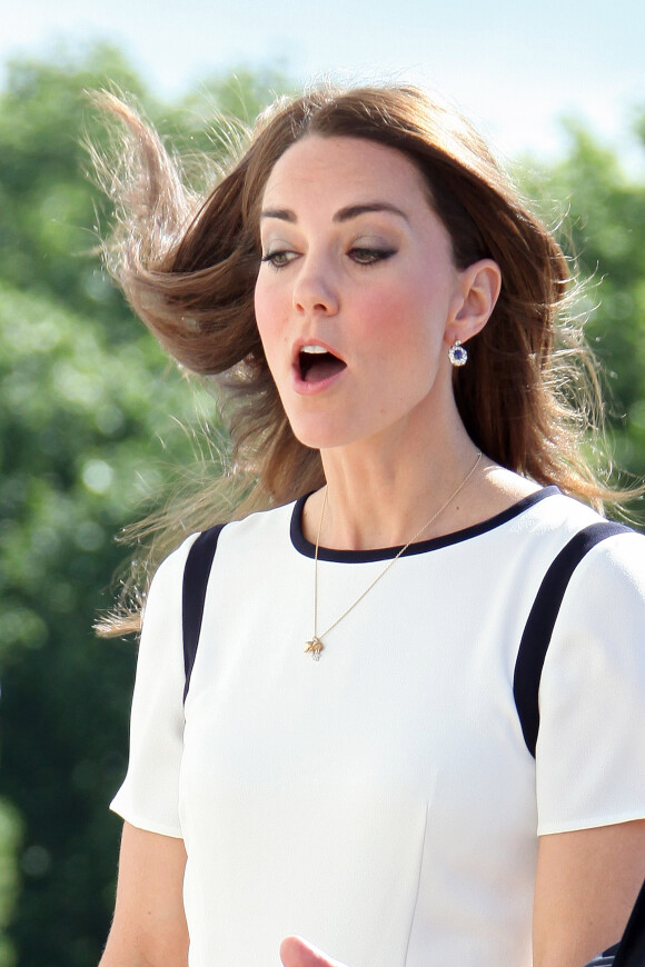 Attention aux courants d'air ! Kate Middleton, duchesse de Cambridge, au Musée maritime national de Londres, le 10 juin 2014, pour soutenir Sir Ben Ainslie dans sa campagne pour la 35e Coupe de l'America, qui sera disputée en 2017.