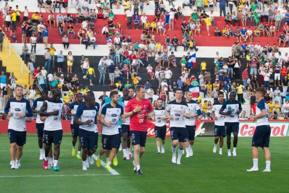 L'équipe de France lors de son premier entraînement brésilien devant 10 000 spectateurs sur le stade du Botafogo FC à Ribeirao Preto au Brésil le 10 juin 2014