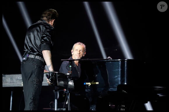 Exclu - Alain Lanty au piano. C'est lui qui accompagne Johnny Hallyday depuis son retour sur scène. Concert au Stade de France, le 17 juin 2012.