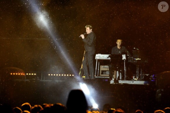 Exclu - Alain Lanty au piano accompagne Johnny Hallyday lors de son concert au Stade de France, le 17 juin 2012. 