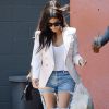 Quelques mois avant Khloé, Kim Kardashian portait déjà le jean largement destroy aux cuisses. Calabasas, Los Angeles, le 21 avril 2014.