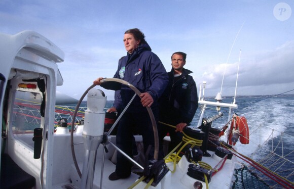 Olivier de Kersauson en mer du côté de Brest, en 2008.