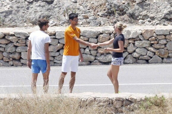 Novak Djokovic et une charmante inconnue, lors de son enterrement de vie de garçon, le 11 juin 2014 à Ibiza