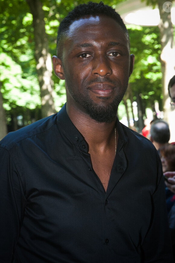 Thomas Ngijol - Arrivée sur l'émission "Vivement dimanche" à Paris le 11 juin 2014.