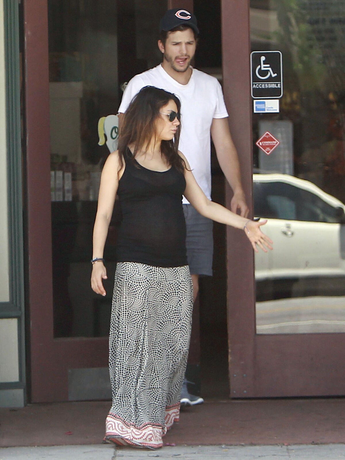 Vidéo : Exclusif - Mila Kunis, enceinte, et son fiancé Ashton Kutcher