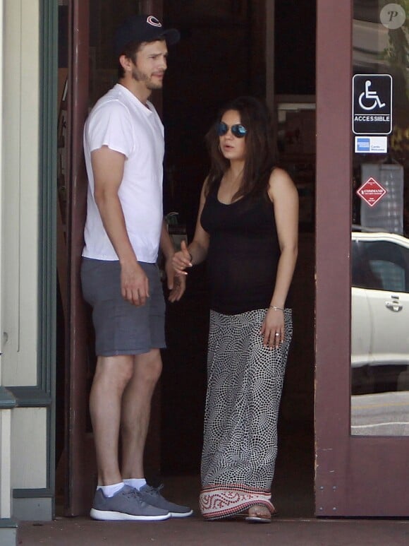Exclusif - Mila Kunis, enceinte, et son fiancé Ashton Kutcher font du shopping dans un magasin pour enfants à Sherman Oaks, le 17 mai 2014.