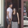 Exclusif -  Mila Kunis, enceinte, et son fiancé Ashton Kutcher font du shopping dans un magasin pour enfants à Sherman Oaks, le 17 mai 2014.