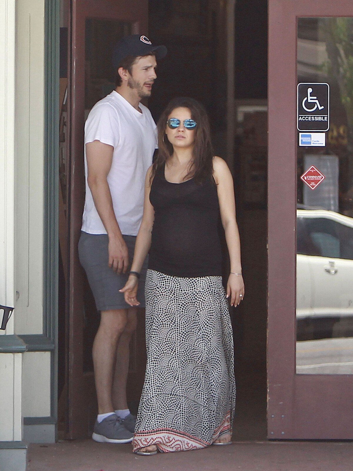 Vidéo : Exclusif - Mila Kunis, enceinte, et son fiancé Ashton Kutcher