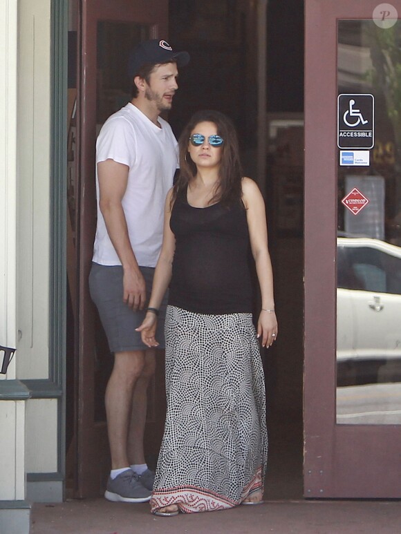 Exclusif -  Mila Kunis, enceinte, et son fiancé Ashton Kutcher font du shopping dans un magasin pour enfants à Sherman Oaks, le 17 mai 2014.