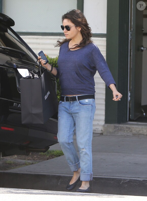 Mila Kunis, enceinte, fait du shopping à Beverly Hills, le 26 mars 2014. 