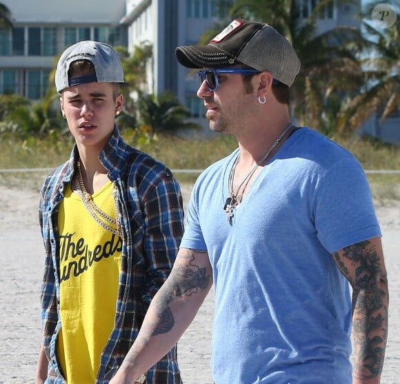 Justin Bieber fait du Segway sur la plage avec son ami Khalil Sharieff à Miami, le 22 janvier 2014. 